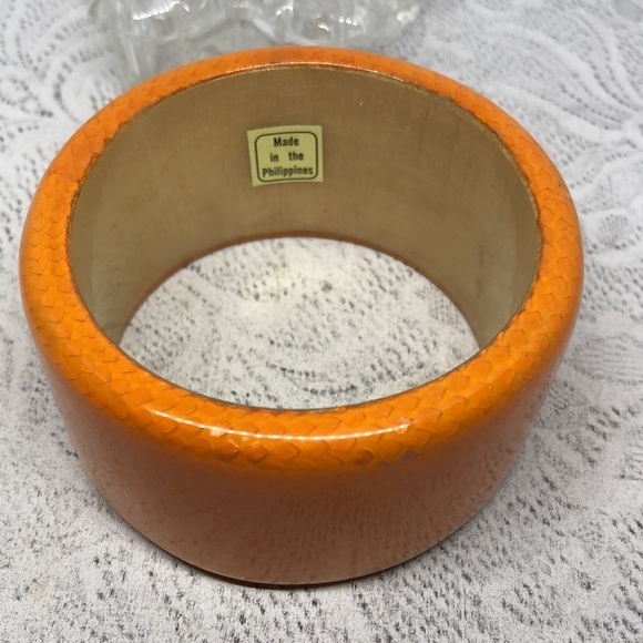 VINTAGE lucite and wood snakeskin bangle bracelet - Picture 3 of 5